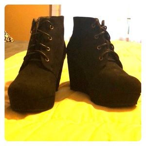 Black wedges